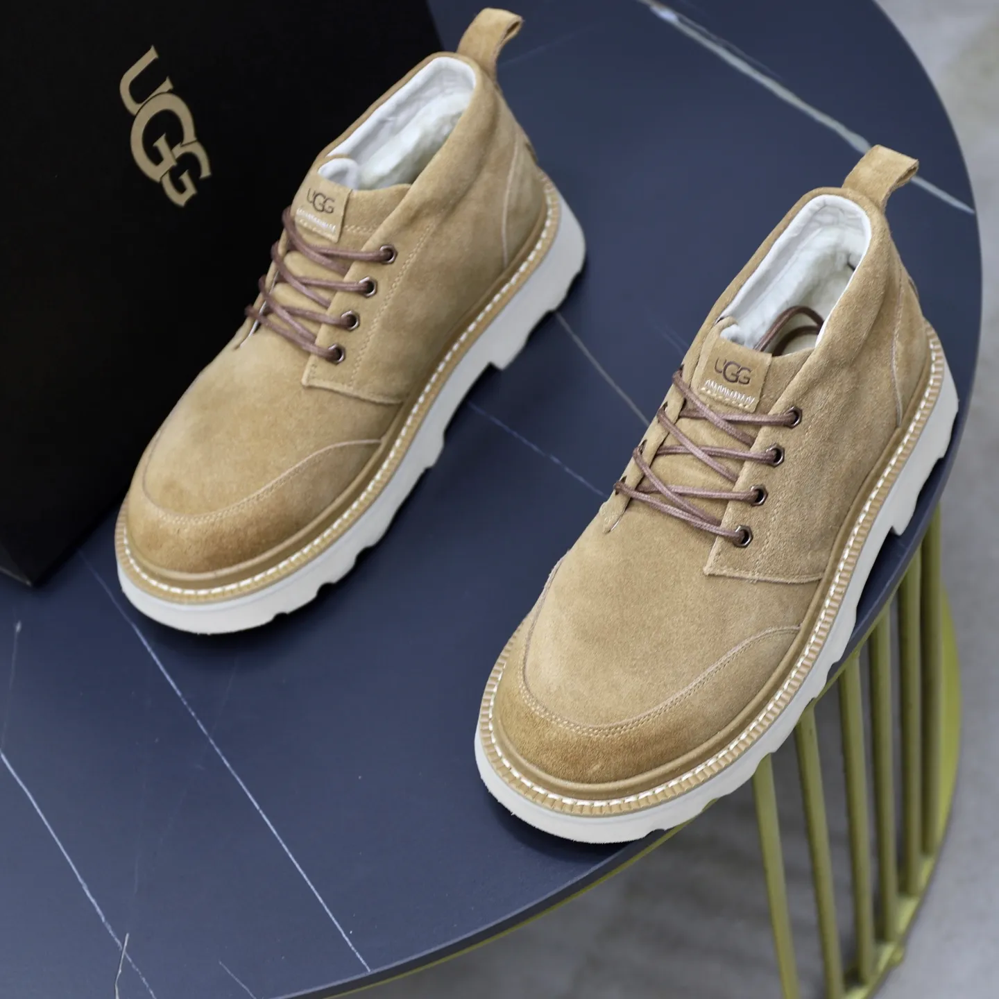 Ex-factory price: 640💰Thick wool imported from Australia Brand: UGG genuine purchasing agent Size: 39-45 Grade: Official website 1:1 Material: First layer of genuine leather waterproof and antifreeze upper Real wool lining Original non-slip soft wear-resistant outsole Style category: Men's casual shoes Trendy style Comfortable on the feet Color: Official website color synchronization